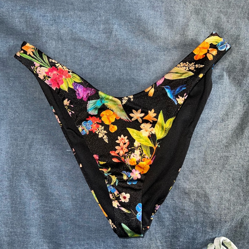 🌸 VICTORIA’S SECRET Bikini Bottoms; Size Small - Picture 2 of 7